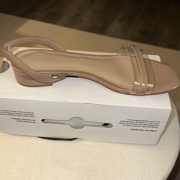 Cute sandals with back strap - Picture 2 of 3